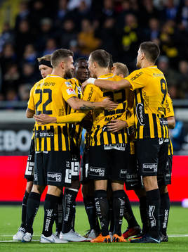 Häckens Viktor Lundberg jublar med lagkamrater