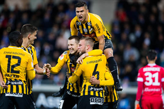 Häckens Daleho Irandust  jublar och omfamnas av lagkamrater