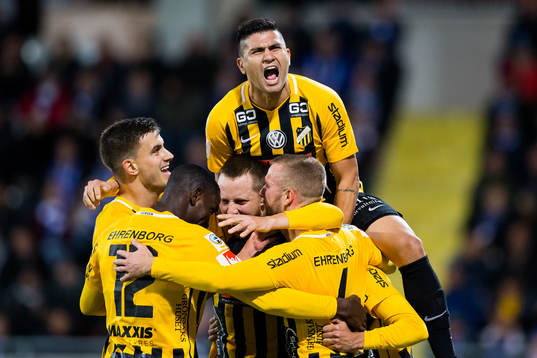 Häckens Daleho Irandust jublar och omfamnas av lagkamrater