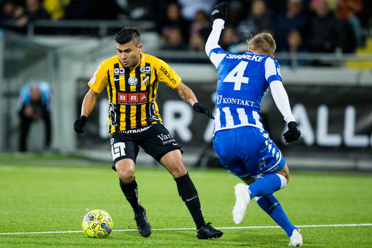 Häckens Paulinho mot IFK Göteborgs Carl Starfelt