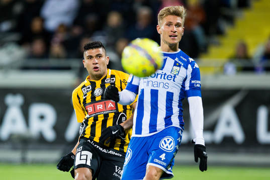 Häckens Paulinho skjuter ett skott runt IFK Göteborgs