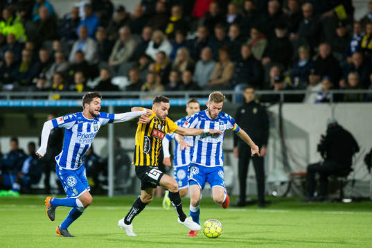 Häckens Mervan Celik mot IFK Göteborgs Fredrik Oldrup