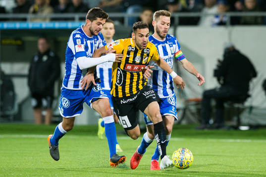 Häckens Mervan Celik mot IFK Göteborgs Fredrik Oldrup