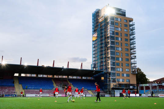 Östers spelare värmer upp på Tunavallen