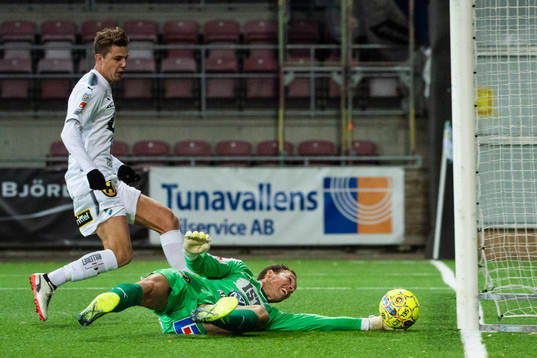 Östers målvakt Robin Malmkvist räddar på mållinjen
