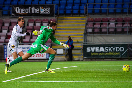 Östers målvakt Robin Malmkvist räddar skott
