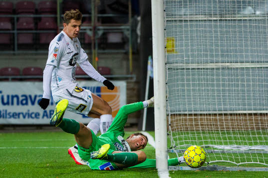 Östers målvakt Robin Malmkvist räddar skott