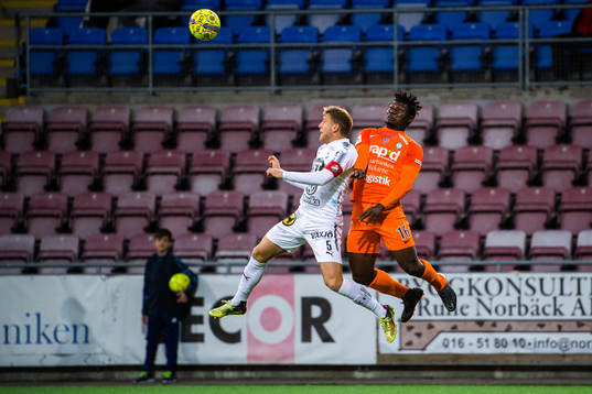Östers Stefan Karlsson och AFC Eskilstunas Onyedikachkwu