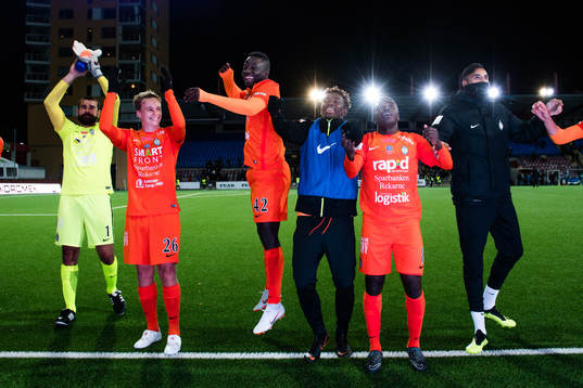 AFC Eskilstunas spelare jublar