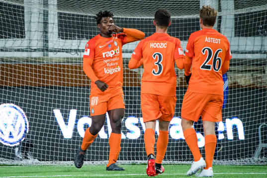 AFC Eskilstunas Onyedikachkwu Samuel Nnamani jublar med