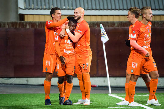 AFC Eskilstunas spelare jublar med Ousmane Camara