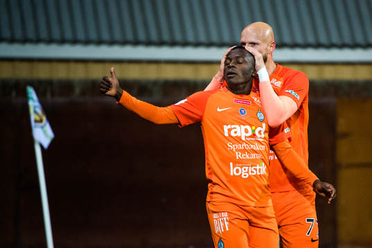 AFC Eskilstunas Zourab Tsiskaridze  jublar med Ousmane