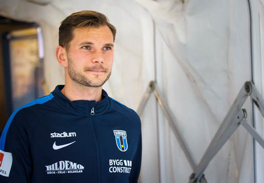 Sirius Robert Åhman Persson på väg ut till planen