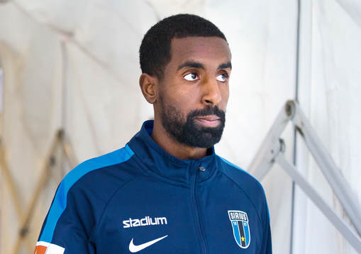Sirius Mohammed Saeid på väg ut till fotbollsmatchen i