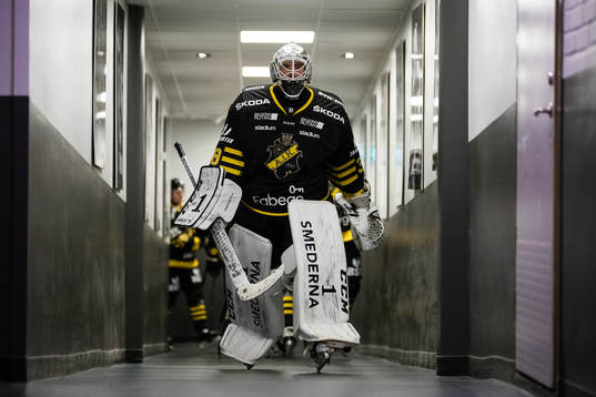 s målvakt Johannes Jönsson på väg ut till uppvärmningen