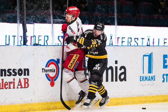 s Jesper Frödén i kamp om pucken