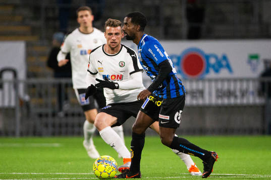 Örebros Filip Rogic och Sirius Mohammed Saeid i kamp om