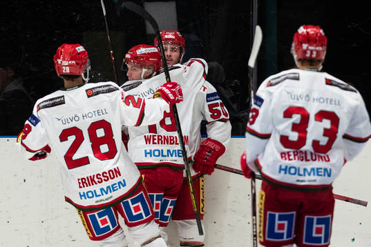 Modos Tim Wahlgren jublar med Johan Eriksson och Lukas