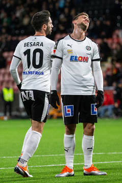 Örebros Nahir Besara och Filip Rogic deppar
