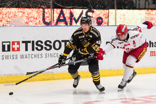s Jesper Frödén och Modos Oscar Hedman i kamp om pucken