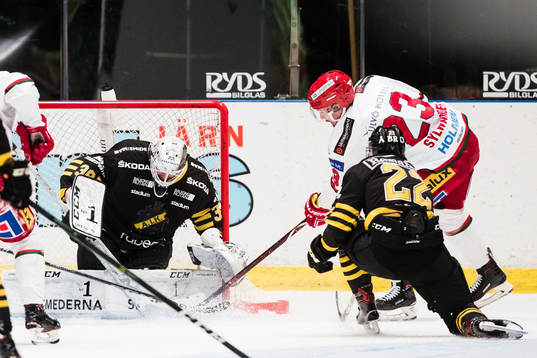 s målvakt Johannes Jönsson utmanas av Modos Daniel