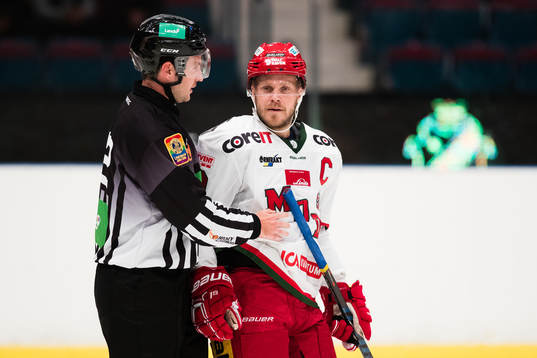 Modos Tobias Enström talar med assisterande domare