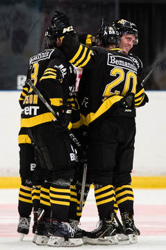 s Max Lindholm (h) jublar
