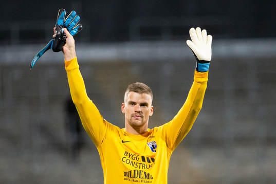 Sirius målvakt Lukas Jonsson jublar