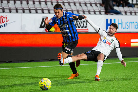 Sirius Stefano Vecchia och Örebros Nahir Besara i kamp om