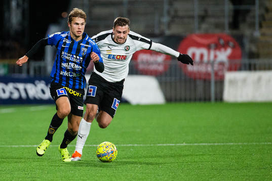 Sirius Sam Lundholm och Örebros Filip Rogic i kamp om