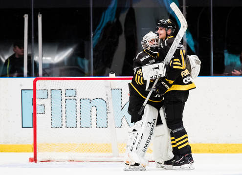 s målvakt Johannes Jönsson och Simon Fernholm jublar