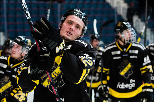 s Max Lindholm tackar publiken