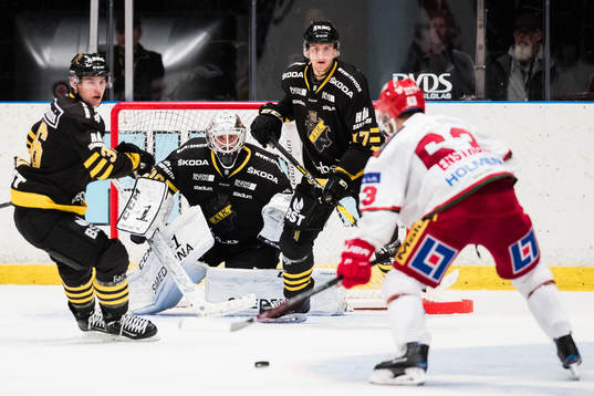 s Anton Holm, målvakt Johannes Jönsson och Simon Fernholm