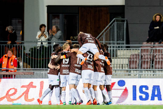Quint Jansen of Mjøndalen celebrates with teammates