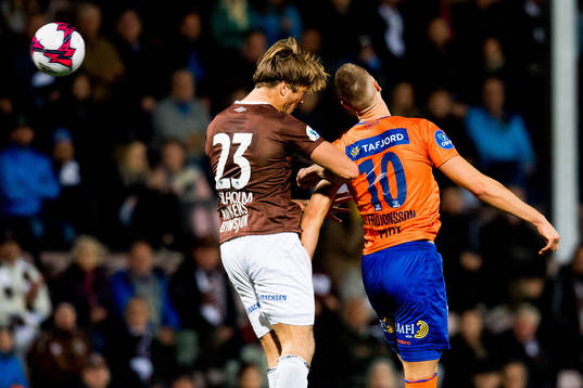 Sondre Johansen of Mjøndalen and Hólmbert Fridjónsson of