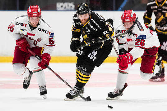 s Sam Marklund i kamp om pucken med Modos Tim Wahlgren och