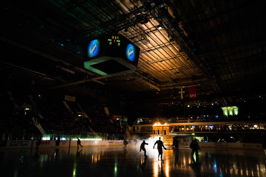 s spelare gör entré innan ishockeymatchen i
