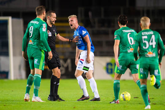 Trelleborgs Robin Nilsson agerar mot Dalkurds Eero Markkanen