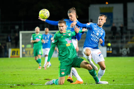 Dalkurds Eero Markkanen jagas av Trelleborgs Isak Jönsson