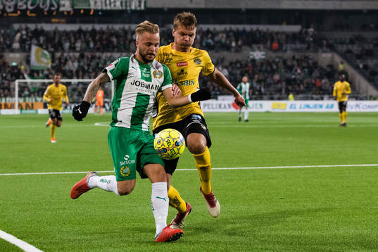 Hammarbys Sander Svendsen i kamp om bollen med Elfsborgs