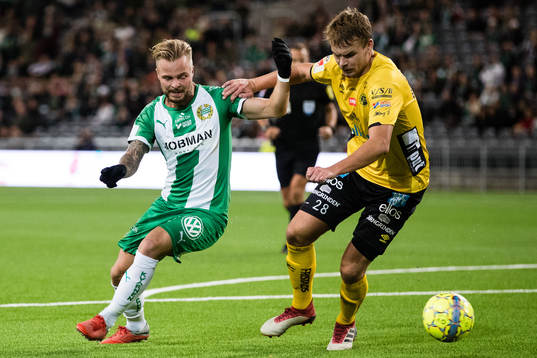 Hammarbys Sander Svendsen i kamp om bollen med Elfsborgs