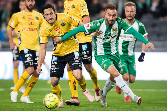 Elfsborgs Stefan Ishizaki i kamp om bollen med Hammarbys