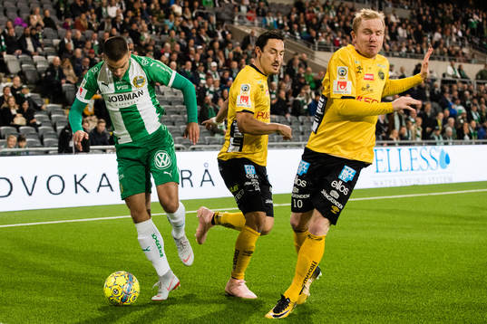 Hammarbys Vladimir Rodic i kamp om bollen med Elfsborgs