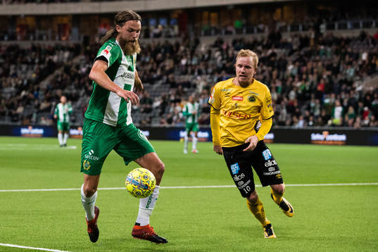 Hammarbys Björn Paulsen i kamp om bollen med Elfsborgs