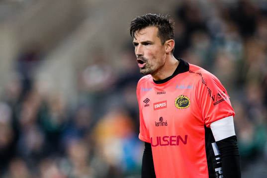 Elfsborgs målvakt Kevin Stuhr Ellegaard reagerar