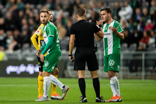 Hammarbys Muamer Tankovic och Jeppe Andersen talar med