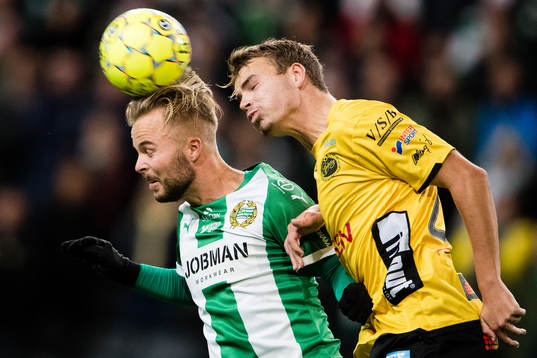 Hammarbys Sander Svendsen i en nickduell med Elfsborgs