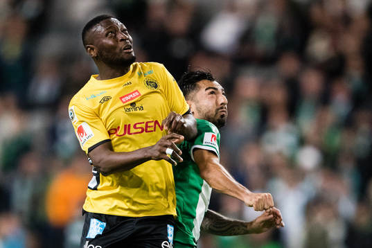 Elfsborgs Chinedu Obasi i en nickduell med Hammarbys Jiloan