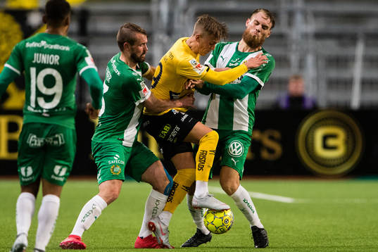 Hammarbys Neto Borges och David Fällman försvarar sig mot