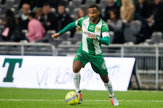 Hammarbys Serge-Junior Martinsson Ngouali med bollen